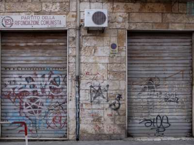 ...ma anche dell�ex sede del Partito della Rifondazione Comunista �Karl Marx�, completamente ricoperta di graffiti